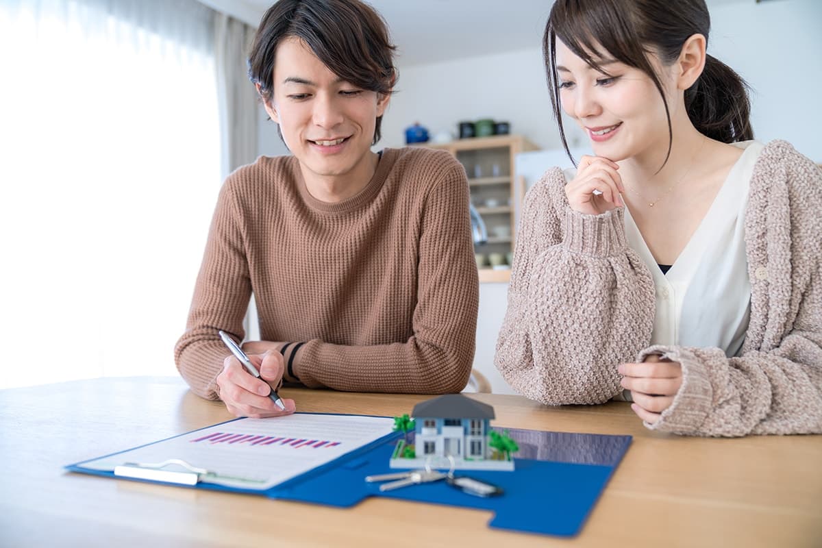 家の相談をする夫婦