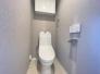 トイレ　シンプルなデザインのトイレ
上部には収納棚が設置されておりストック品も整理整頓いただけます