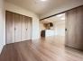 洋室　ナチュラルな色味の床は家具を合わせやすく
お部屋を穏やかな空間に導きます、ゆったりとお過ごしくださいませ
