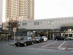 市川駅(JR東日本 総武本線) バス9分、「国文高」」バス停徒歩9分(約700m)